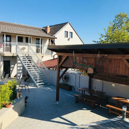 & Vinarstvi Kana Maison d'hôtes Přítluky